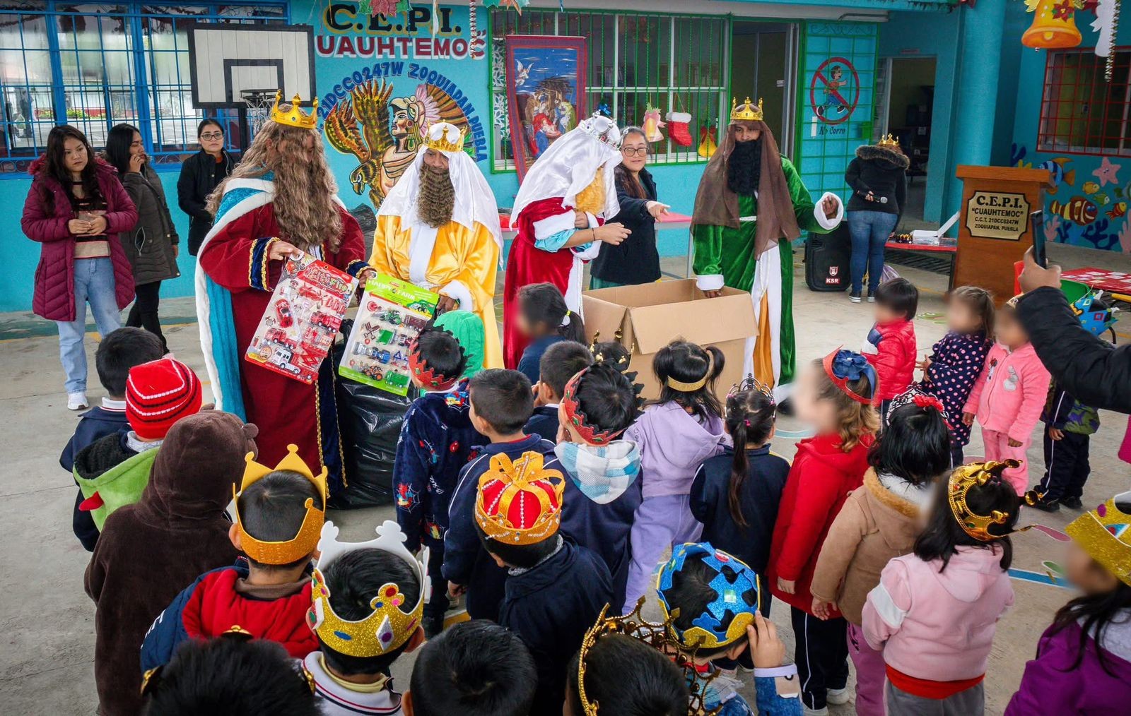 Los Reyes Magos llegaron a las instituciones educativas de #Zoquiapan, llevando regalos