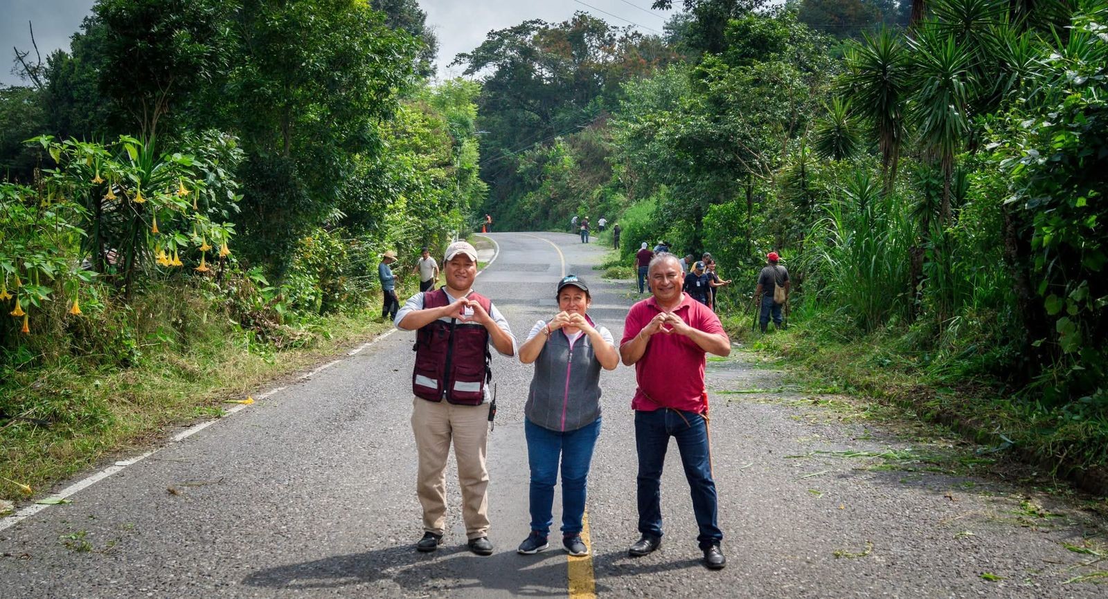 celebra la participación activa de la comunidad en la faena realizada en el tramo carretero ubicado en los límites entre Nauzontla y Zoquiapan