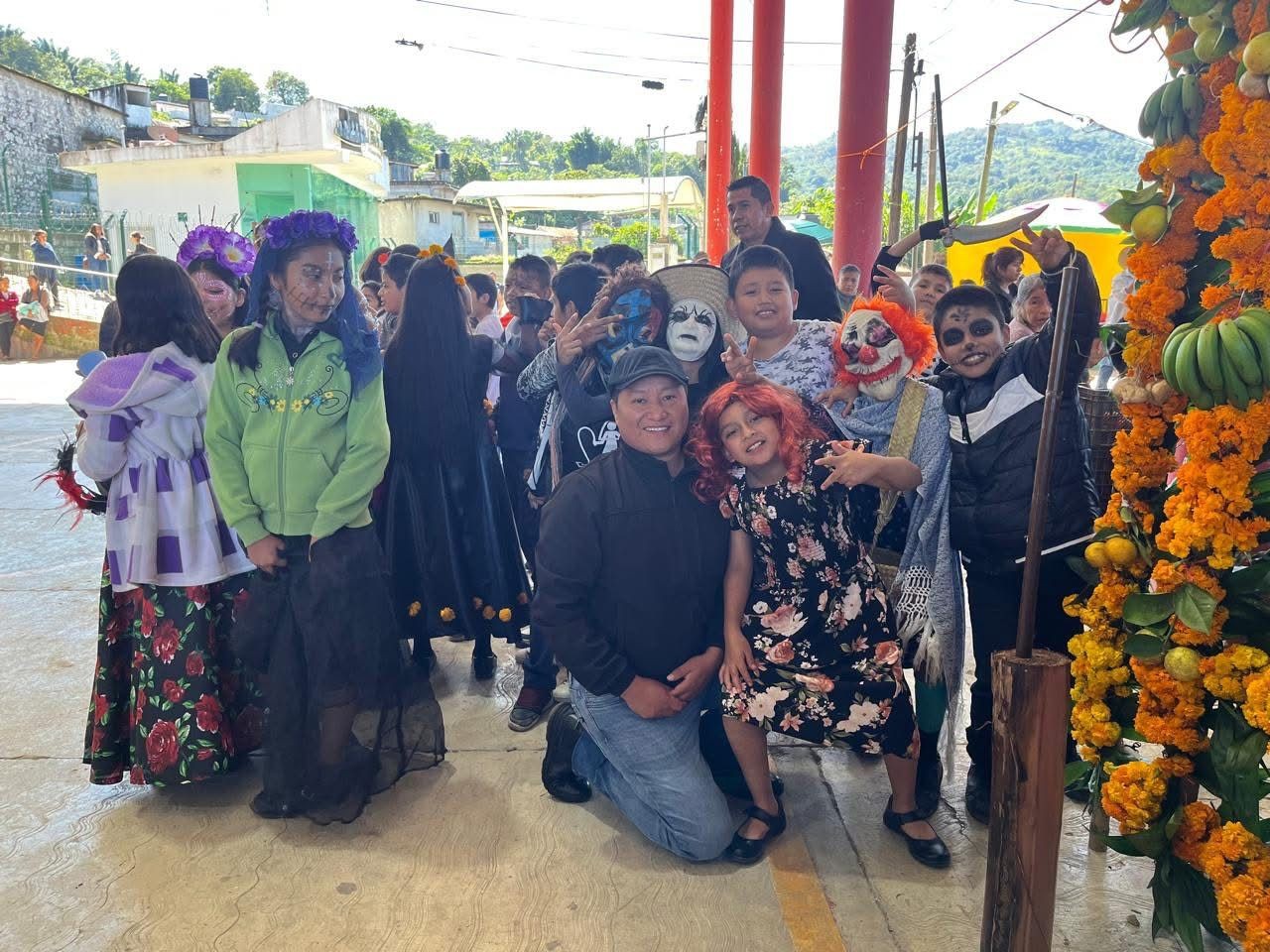 Con la elevación de globos de cantoya