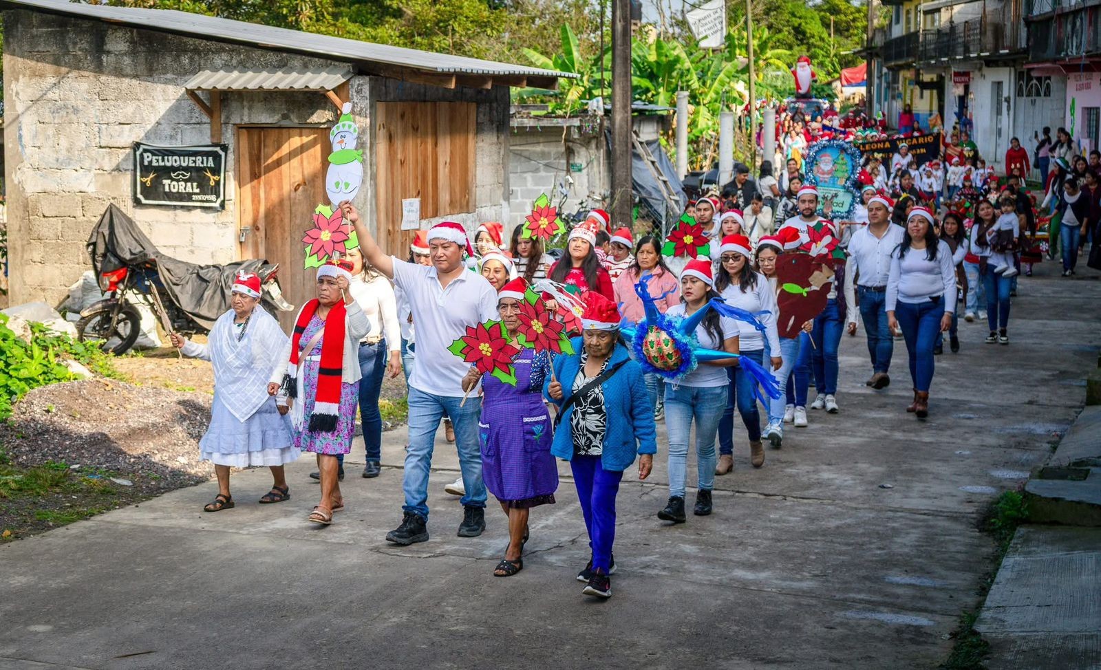 Gracias a la entusiasta participación de alumnos, docentes, padres de familia y ciudadanía en general, nuestras calles se vistieron de alegría, esperanza y unión